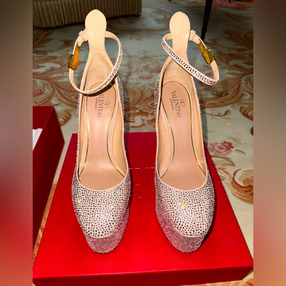 VALENTINO GARAVANI PUMP 38 1/2 size. NEW WITH TAGS, BOX AND 2 CLOTH SHOE BAGS